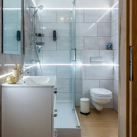 Goldcentral Danube-private Terrace-convenient Location דירה