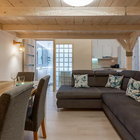 Goldcentral Danube-private Terrace-convenient Location *