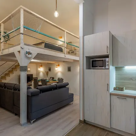 Goldcentral Danube-private Terrace-convenient Location דירה *